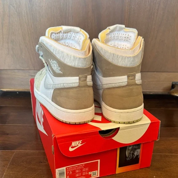 Nike Dunk Low SE in White and Light Curry - Picture 3 of 4